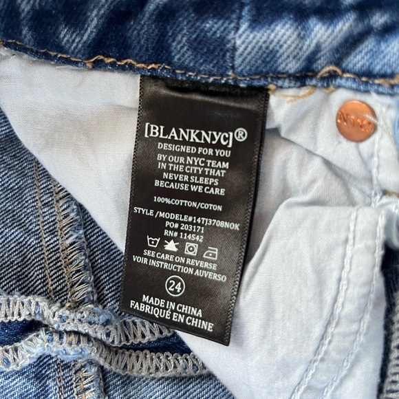 BLANK NYC Fray Hem Barrel Leg Jeans Size 24 Piece By Piece Blue NWT - Picture 4 of 9
